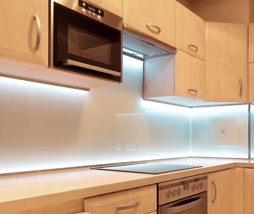 chiếu sáng tủ bếp với đèn led thanh nhôm cảm ứng
