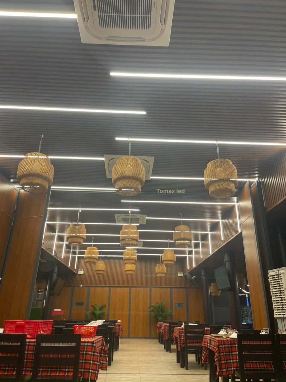 Nhà hàng quận 2 Thành phố Hồ Chí Minh sử dụng đèn led thanh nhôm Tomax trang trí